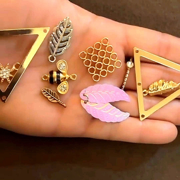 Bee Pendant - Picture 2 of 7